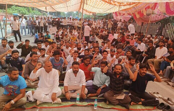 आन्दोलन जारी,सीबीआई जांच की मांग पर युवा अड़िग