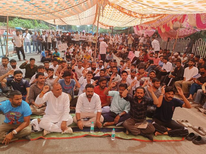 आन्दोलन जारी,सीबीआई जांच की मांग पर युवा अड़िग