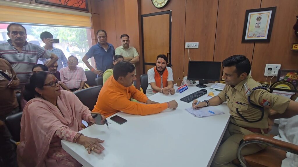 घर से लापता किशोरी दोस्त के घर से बरामद, हिन्दू संगठनों ने काटा हंगामा, मुकदमा दर्ज
