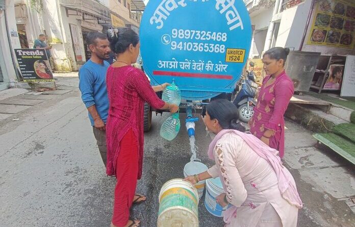 पानी के लिए मचा हाहाकार, दून के कई इलाकों में पानी की बूंद-बूंद के लिए तरसे लोग