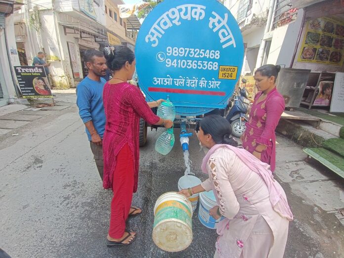 पानी के लिए मचा हाहाकार, दून के कई इलाकों में पानी की बूंद-बूंद के लिए तरसे लोग