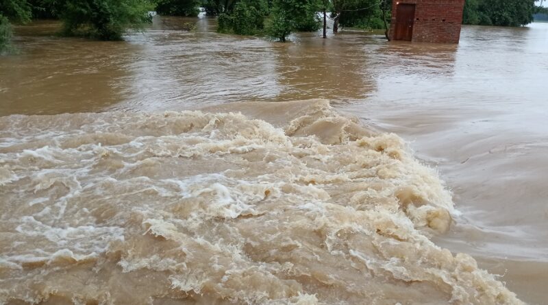 टौंस नदी के उफान को देखकर मची दहशत, आबादी क्षेत्र खाली करने का अलर्ट जारी