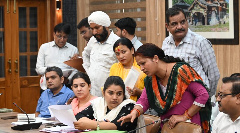 क्लेक्ट्रेट में आयोजित जनता दरबार में सुनी गईं 125 लोगों की समस्याएं