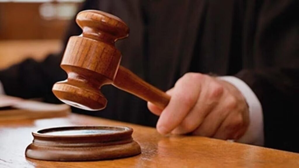 मारपीट करने के मामले में आठ युवकों के खिलाफ कोर्ट के आदेश पर केस दर्ज