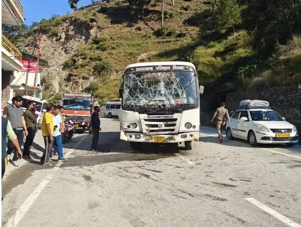 रोडवेज ने स्कूल बस को मारी टक्कर, कई बच्चे घायल