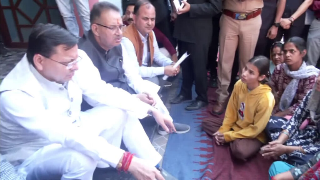 दीपावली पर आपदा प्रभावितों के बीच पहुंचे सीएम धामी, हर संभव मदद का दिया आश्वासन