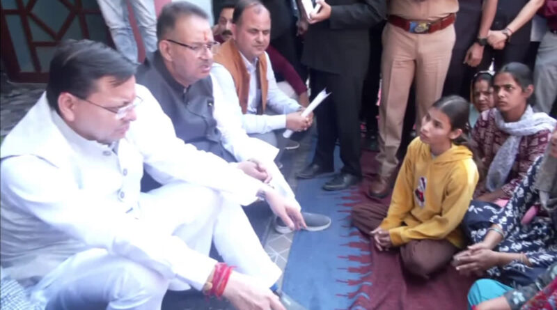 दीपावली पर आपदा प्रभावितों के बीच पहुंचे सीएम धामी, हर संभव मदद का दिया आश्वासन