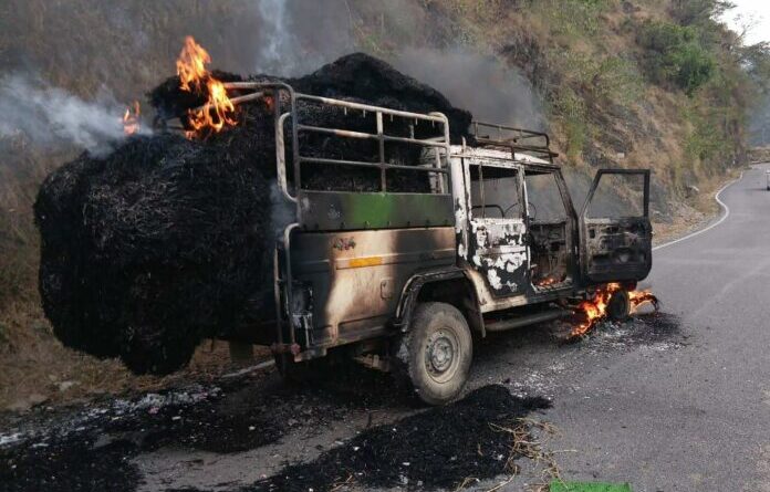 पराली से भरे पिकअप में लगी भीषण आग,सवार दो लोगों ने कूदकर बचाई जान