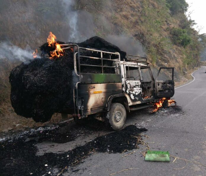 पराली से भरे पिकअप में लगी भीषण आग,सवार दो लोगों ने कूदकर बचाई जान
