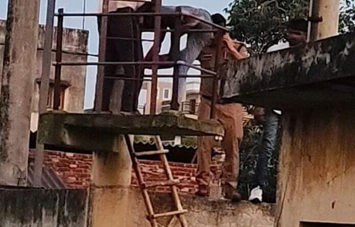 परिजनों से झगड़ा होने के बाद युवक चढ़ा पानी की टंकी पर