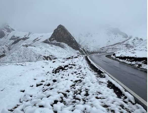 पिथौरागढ़ के उच्च हिमालयी क्षेत्रों में बर्फबारी,चांदी की तरह चमकने लगी चोटियां