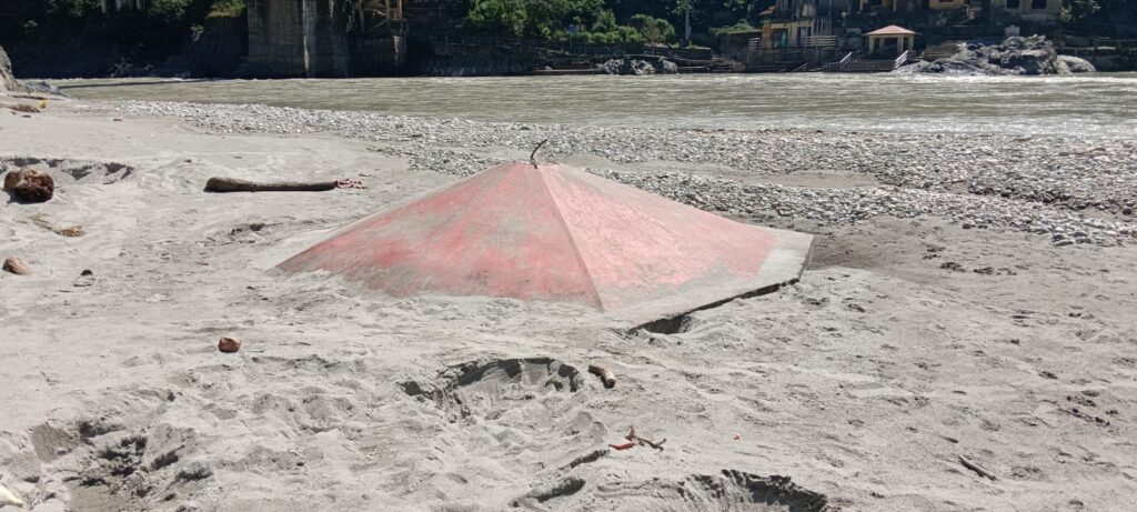 मानसून के बाद अंलकनंदा का जलस्तर हुआ सामान्य,पर घाट अब भी मलबे से पटे