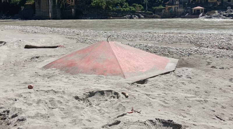 मानसून के बाद अंलकनंदा का जलस्तर हुआ सामान्य,पर घाट अब भी मलबे से पटे