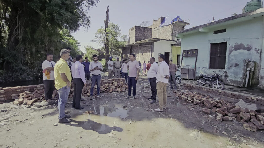 भूमि को अतिक्रमण मुक्त कराने के बाद पार्क निर्माण कार्य शुरू