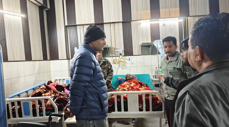 अचानक रात को अस्पताल पहुंचे डीएम