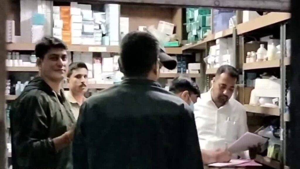 एसडीएम ने किया एम्स के निकट का मेडिकल स्टोर सील