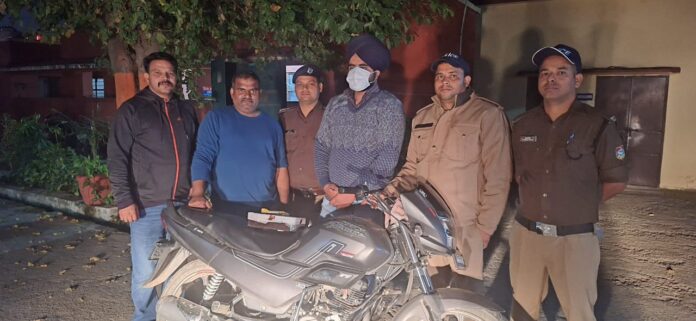 आठ लाख की अफीम के साथ नशा तस्कर गिरफ्तार
