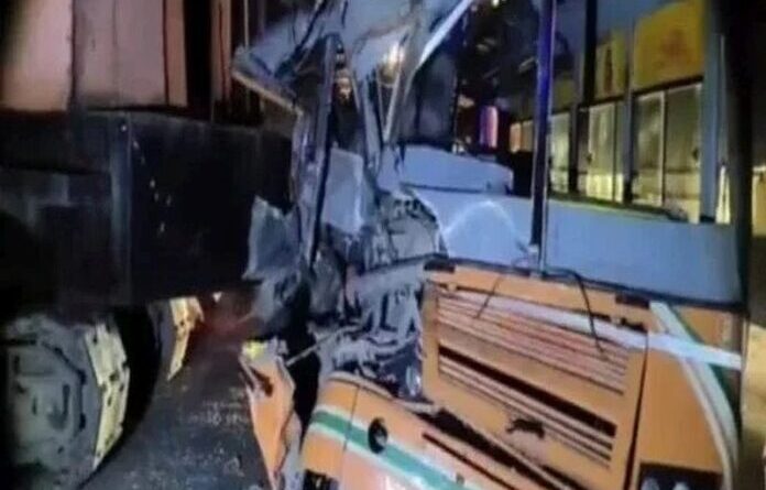क्रेन से टकराई रोडवेज बस, तीन गंभीर
