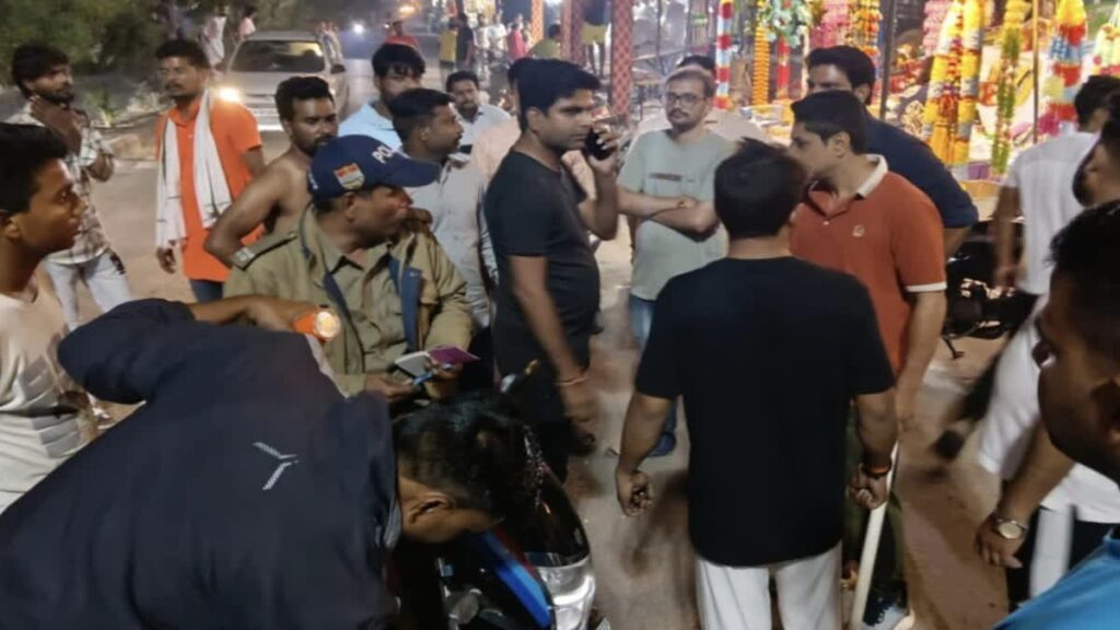 पटाखे चलाने को लेकर दो पक्षों में जमकर मारपीट