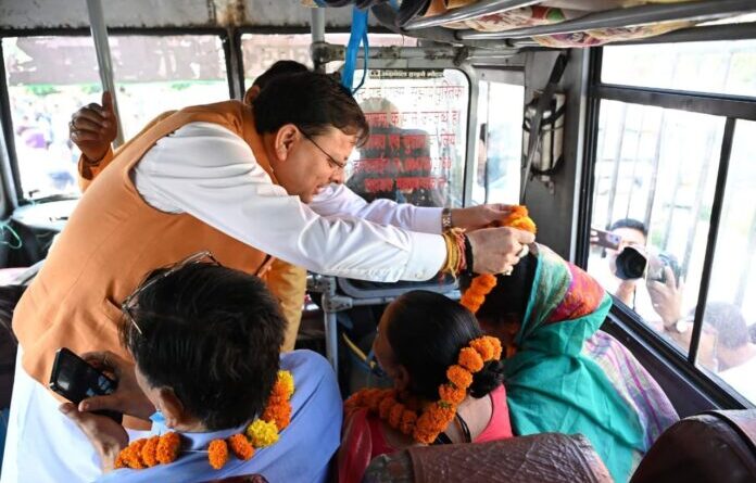 मुख्यमंत्री ने श्रद्धालुओं के दल को गंगोत्री धाम के लिए किया रवाना