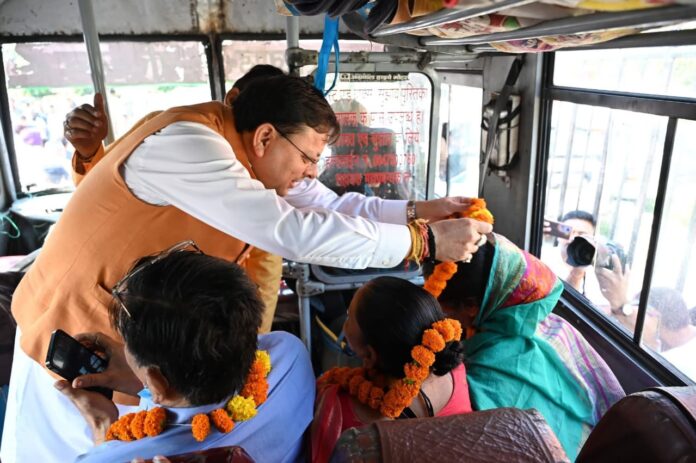 मुख्यमंत्री ने श्रद्धालुओं के दल को गंगोत्री धाम के लिए किया रवाना