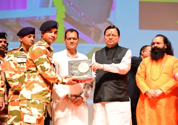 सीएम ने आपदा में सहयोग करने वाले कर्मियों को किया सम्मानित
