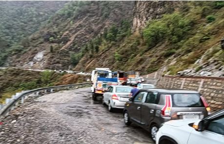 23करोड़ से बनी सड़क का एक साल में ही डामर उखड़ा,  गड्ढों में तब्दील