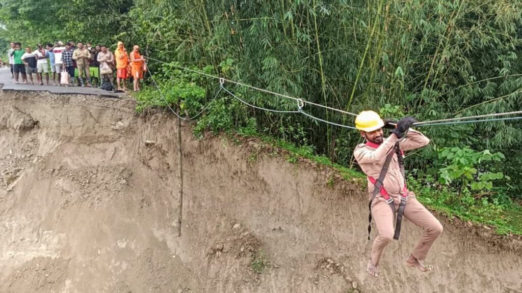 दार्जिलिंग मे तबाहीः मूसलाधार बारिश के बाद भूस्खलन से 23 लोगों की मौत