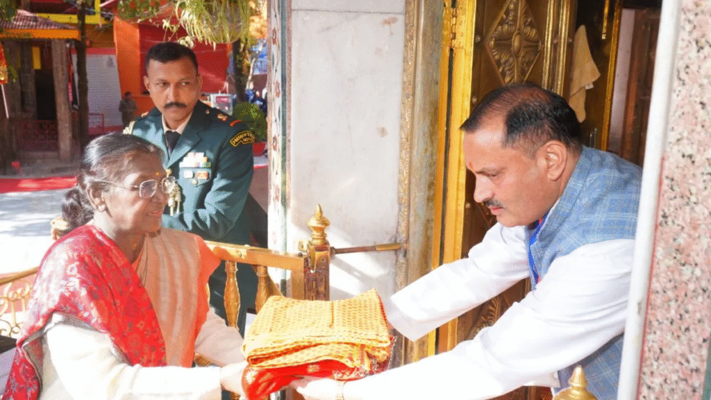 राष्ट्रपति ने मां नयना देवी मंदिर में की पूजा अर्चना