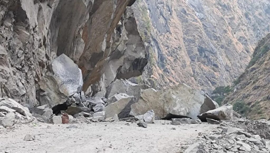 हाईवे पर विस्फोट के बाद मलबा गिरा, मार्ग बंद; चीन सीमा का संपर्क कटा