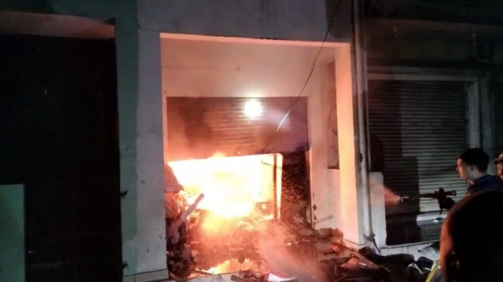 कबाड़ी की दुकान में लगी भीषण आग, संदिग्ध परिस्थितियों में जिंदा जला युवक