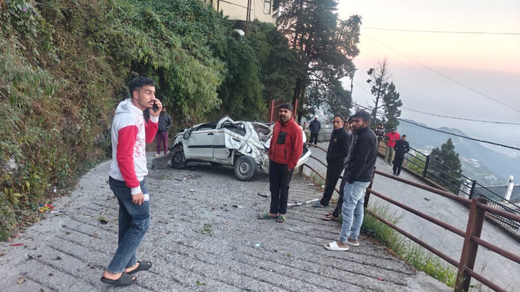 अनियंत्रित होकर खाई में गिरी कार,बाल-बाल बचा चालक