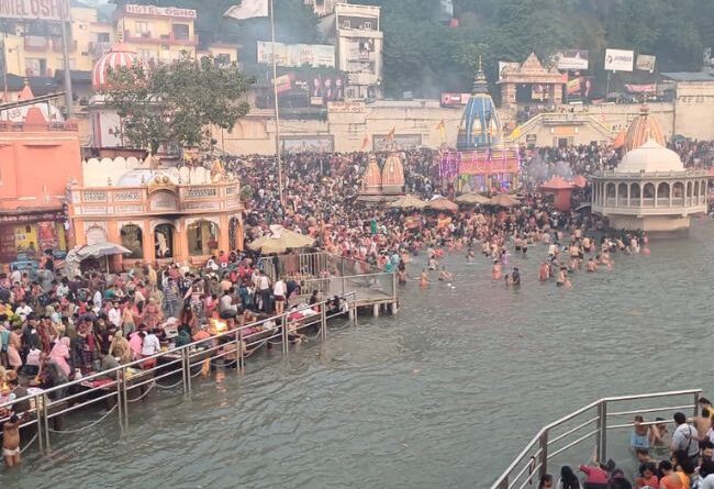 कार्तिक पूर्णिमा के मौके पर श्रद्धालुओं ने गंगा में लगाई आस्था की डूबकी