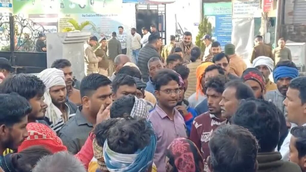 डिलीवरी के बाद प्रसूता की मौत, परिजलों ने किया जमकर हंगामा,धरने पर बैठे