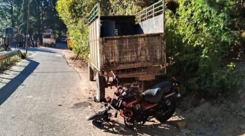 खड़ी पिकअप से टकराई बाइक,दो किशोरों की दर्दनाक मौत,दो गंभीर