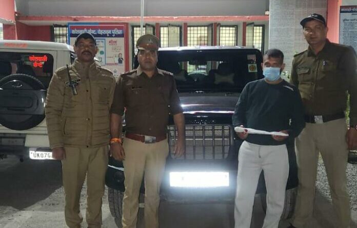 हाथों में चापड़ लेकर वाहन चलाने वाला गिरफ्तार