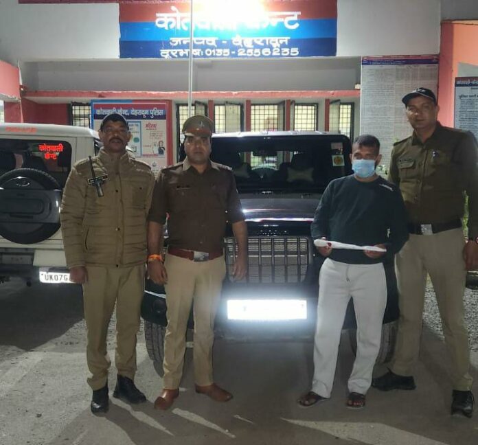 हाथों में चापड़ लेकर वाहन चलाने वाला गिरफ्तार