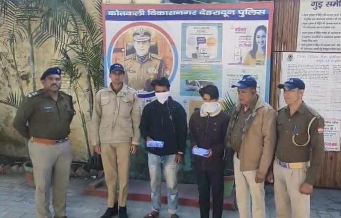 बुर्जुग से पैसे छीनने के आरोपीे दो सगे भाई गिरफ्तार,दोनों आरोपी नशे के आदी