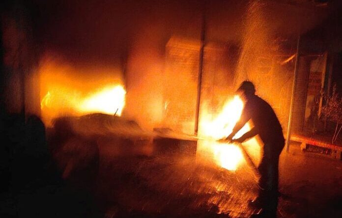 चाय की दुकान लगी अचानक आग लगने से नुकसान