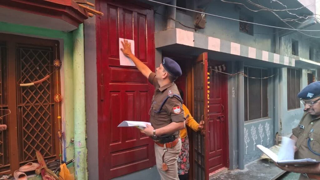 भाजपा पूर्व मंडल अध्यक्ष समेत 3 लोगों को सिरेडर करने के आदेश, घरों पर नोटिस चस्पा,