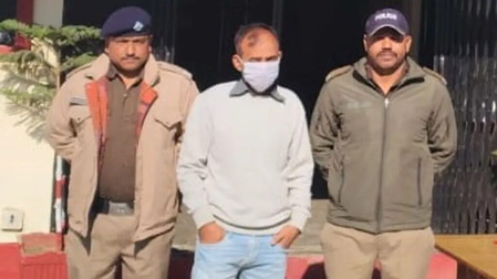 नौकरी के नाम पर लाखों ठगी करने का आरोपी प्राइमरी शिक्षक गिरफ्तार