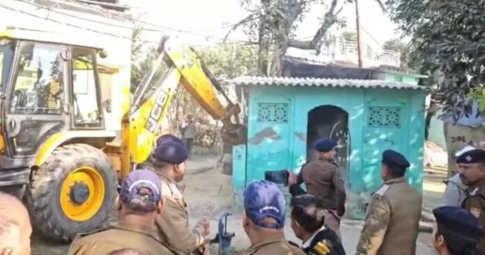 अवैध मजार पर चला बुल्डोजर
