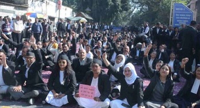 अधिवक्ताओं की हडताल नौवें दिन भी जारी