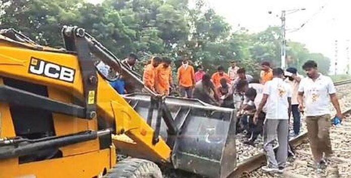 ट्रेन की चपेट में आये आधा दर्जन गौवंश, मौत