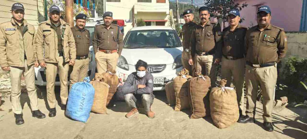 चेकिंग कर रही पुलिस टीम के हत्थे चढ़ गया नशा तस्कर, कब्जे से 21.5 लाख का गांजा बरामद
