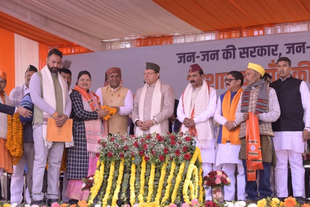‘जन-जन की सरकार, जन-जन के द्वार’ शिविर में शामिल हुए सीएम धामी