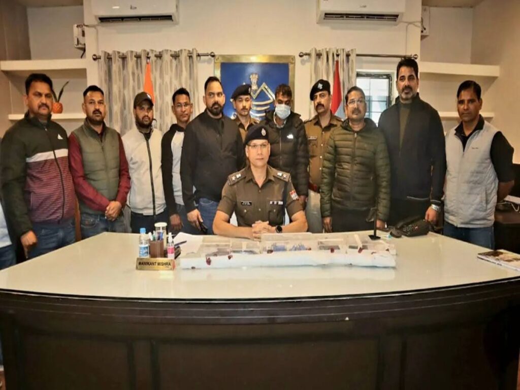 एसटीएफ और पुलिस टीम ने अवैध हथियारों को जखीरे के साथ दबोचा अंतर्राज्यीय तस्कर  