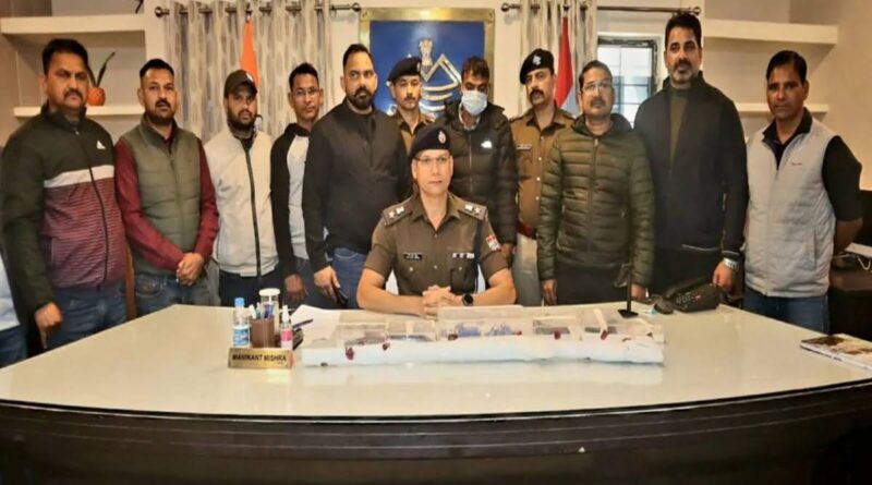 एसटीएफ और पुलिस टीम ने अवैध हथियारों को जखीरे के साथ दबोचा अंतर्राज्यीय तस्कर  