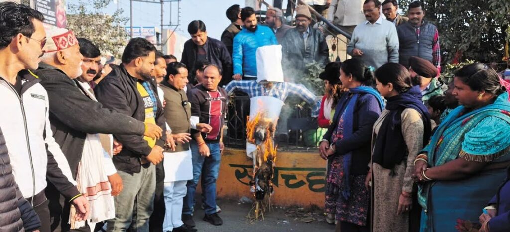 अंकिता हत्याकांड की सीबीआई जांच की मांग को लेकर कांग्रेसियों ने फूंका प्रदेश सरकार का पुतला