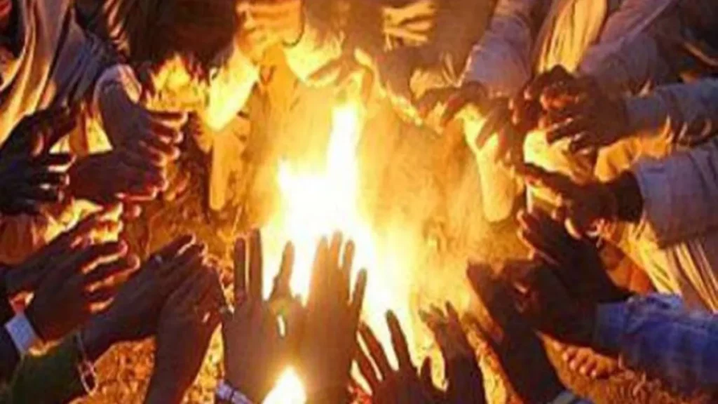 नगर निगम की ओर से महज पांच स्थानों पर जलाए जा रहे अलाव, ठंड से परेशान हैं गरीब